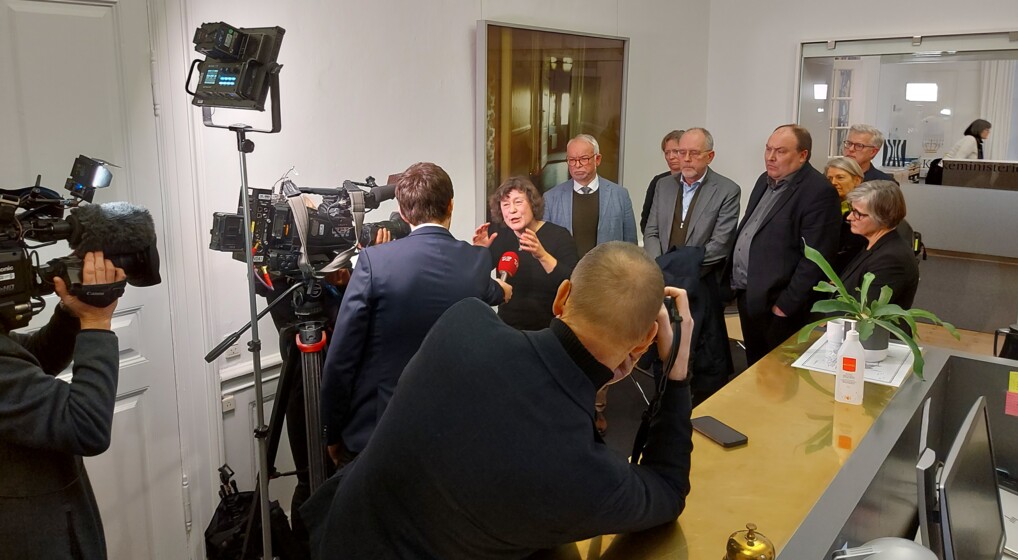 Biskop Marianne Christiansen bliver interviewet til pressen efter mødet med ministeren. Biskop Marianne Christiansen bliver interviewet til pressen efter mødet med ministeren.